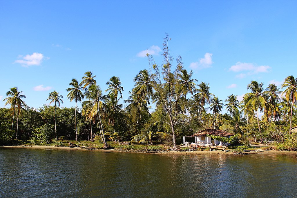 1024px-Casa_a_beira_da_Lagoa_de_Mundaú_-_Maceió_-Alagoas