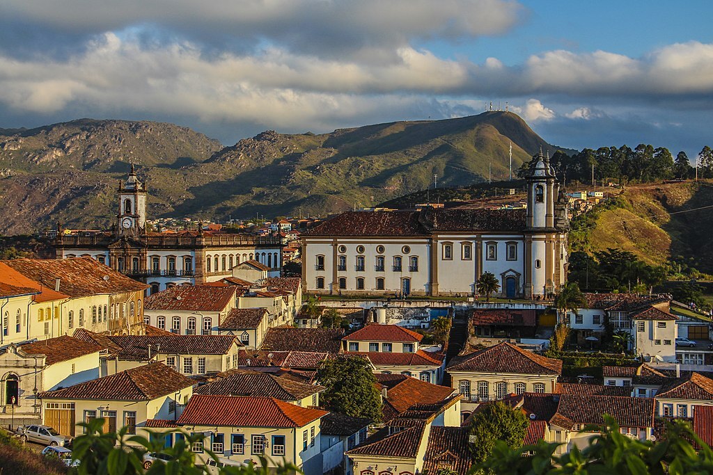 1024px-Conjunto_arquitetônico_e_urbanístico_de_Ouro_Preto