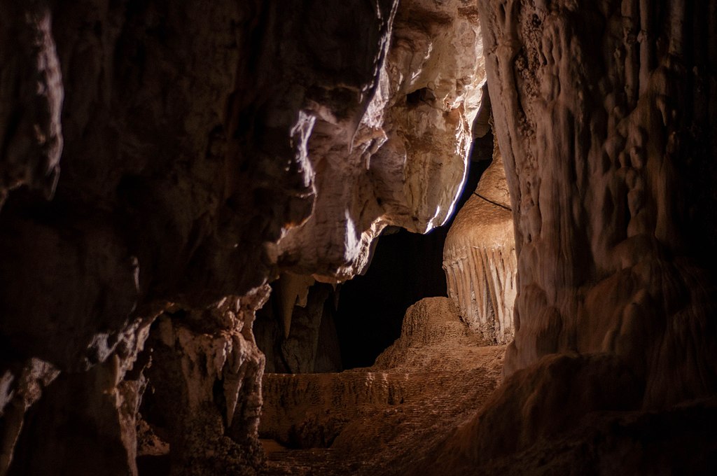 1024px-Grutas_de_São_Miguel_(detalhe)