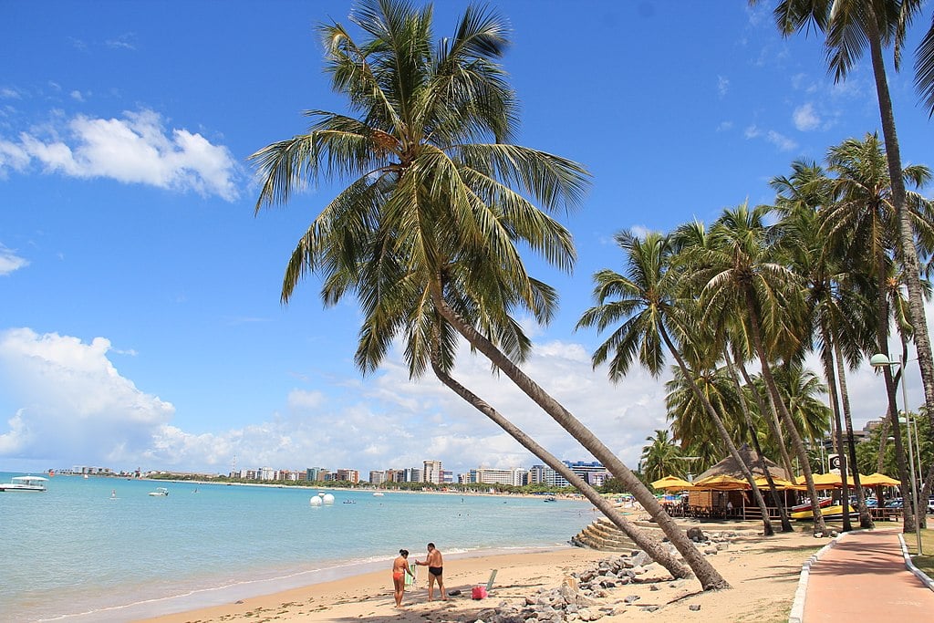 1024px-Praia_de_Pajuçara_-_Maceió_-_Alagoas_(13125463894)