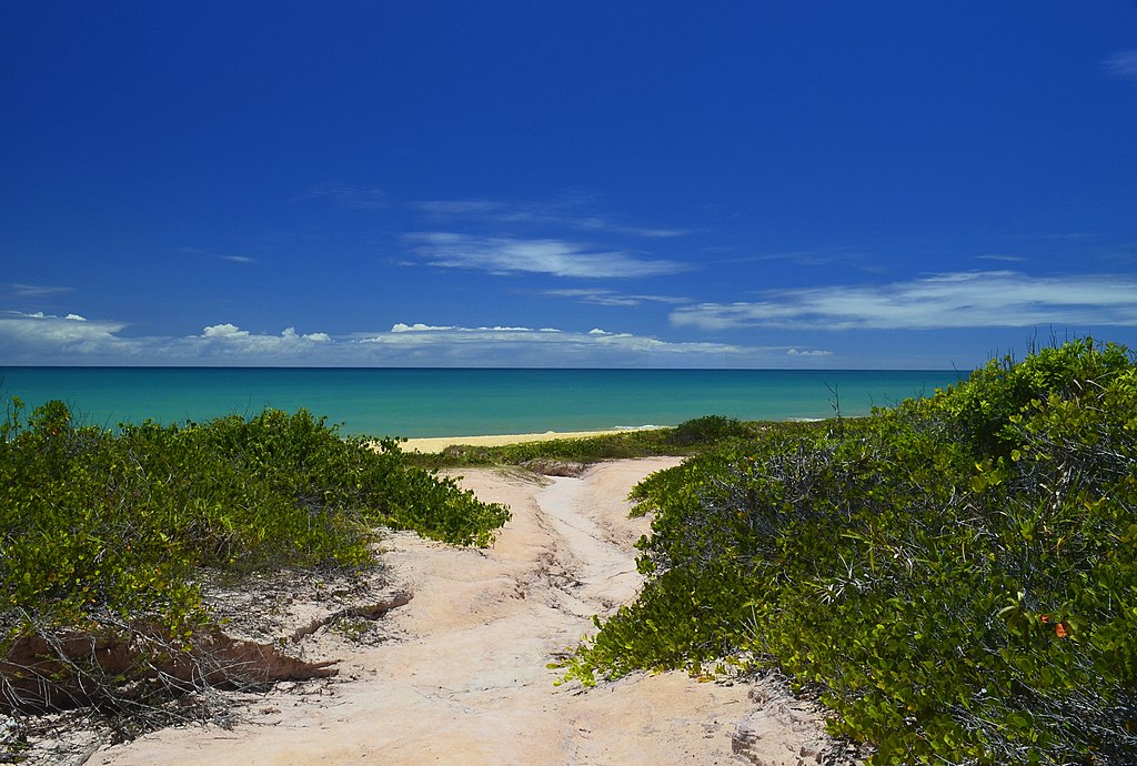 1024px-Praia_deserta_em_mucugê
