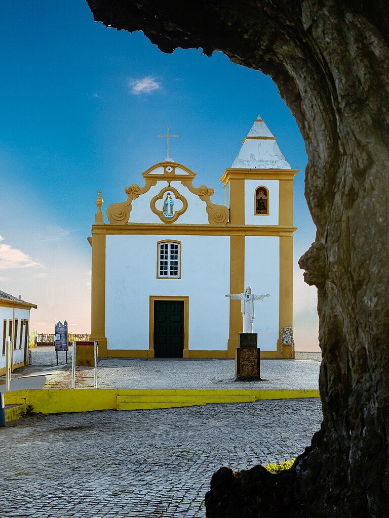 A_velha_arvore_emoldura_a_igreja